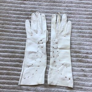Vintage 1960s Elegant White Leather Gloves